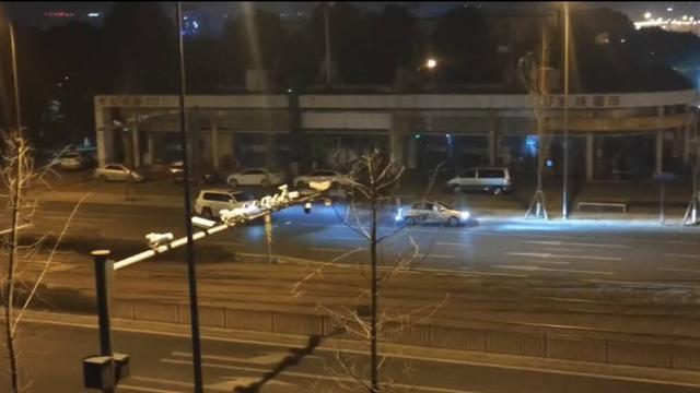 ​成都街头越野车，越野车主逼停盗窃嫌疑人