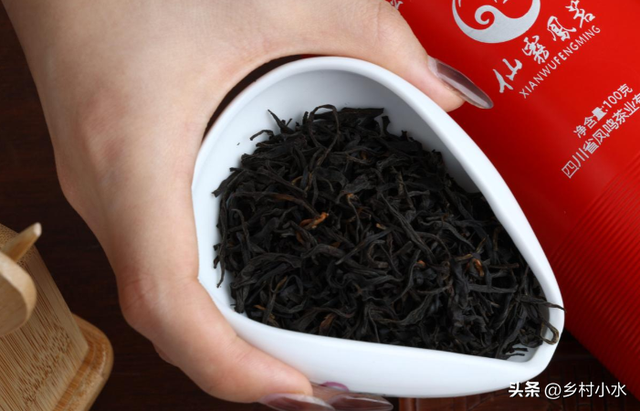 红茶和绿茶的区别，怎么区分红茶和绿茶的区别（绿茶和红茶到底有啥区别）