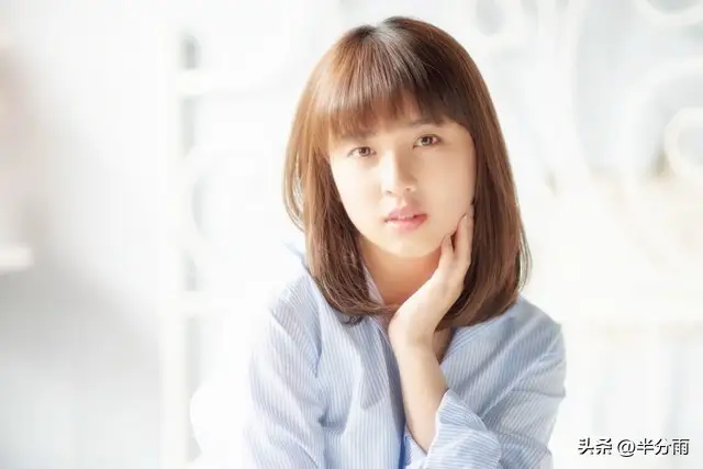 婆婆上班不在家吃饭，媳妇吃完饭总把碗放在洗碗盘里，等婆婆洗，婆婆该怎么办？