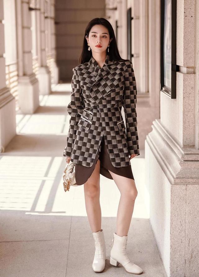 皮裙搭配什么上衣图片，皮裙怎么搭配衣服图片（短裙+靴子才是轻熟风的正确打开方式）