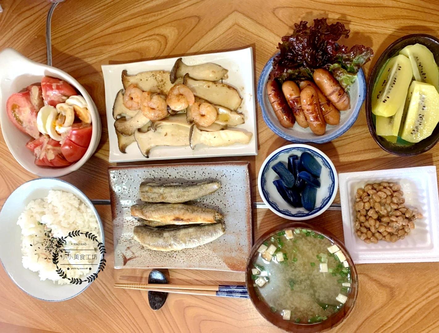 日本料理也被称为"水料理",餐桌上雪白的米饭,浅黄色的大讲堂,碧绿的
