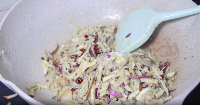 茄子鸡蛋的做法，茄子加鸡蛋的做法（茄子切成丝淋上鸡蛋）