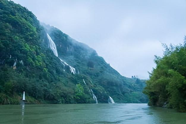 湟川三峡：仙女峡、楞伽峡和羊跳峡，山花烂漫，景色宜人！