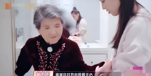 "卑微阔太"黄圣依：两亿零花钱却下跪赵本山，婚后亲自为婆婆洗澡