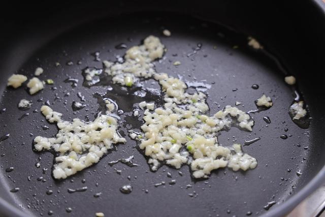 彩椒炒鸡胸的做法，辣椒炒鸡胸肉家常做法（过年要试试这道家常菜）