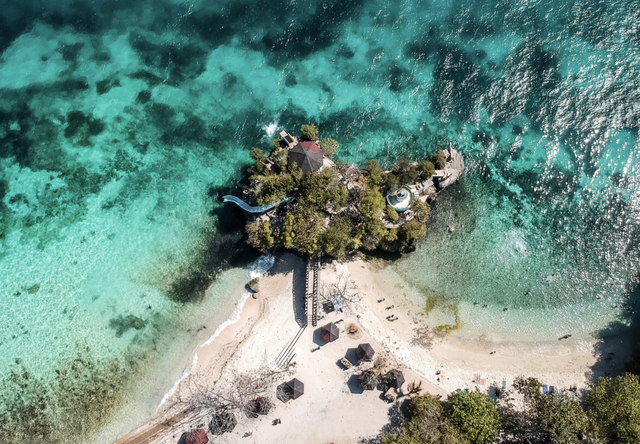 现在旅游海边度假哪里可以去，旅游可以去哪里海边玩（这里的海水东南亚排名第一）