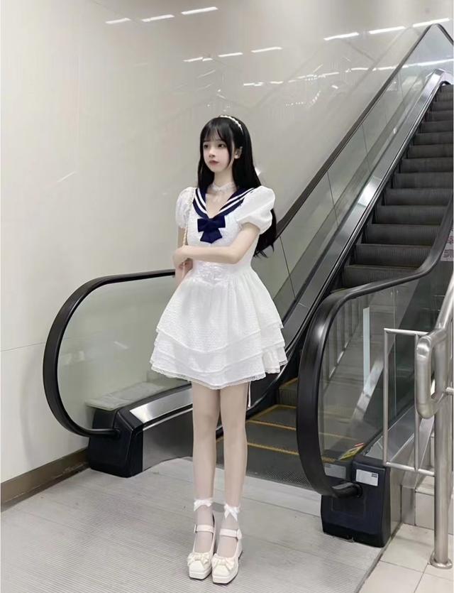 白裙子是什么意思，白裙子的意思（女人夏天穿小白裙搭配什么上衣和鞋子好看）