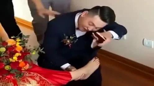 舔女孩子的脚(打飞脚是什么意思)