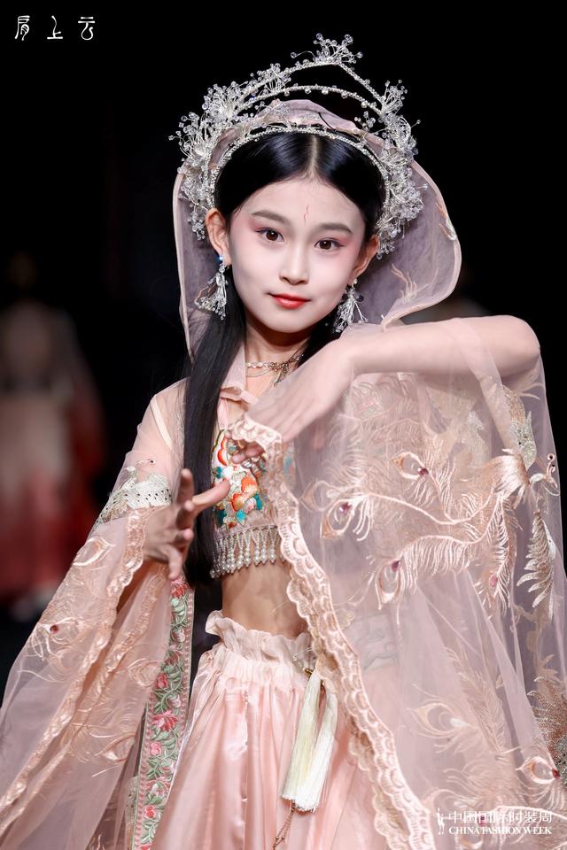 肩上的云歌词，肩上云系列在2023秋冬中国国际时装首秀