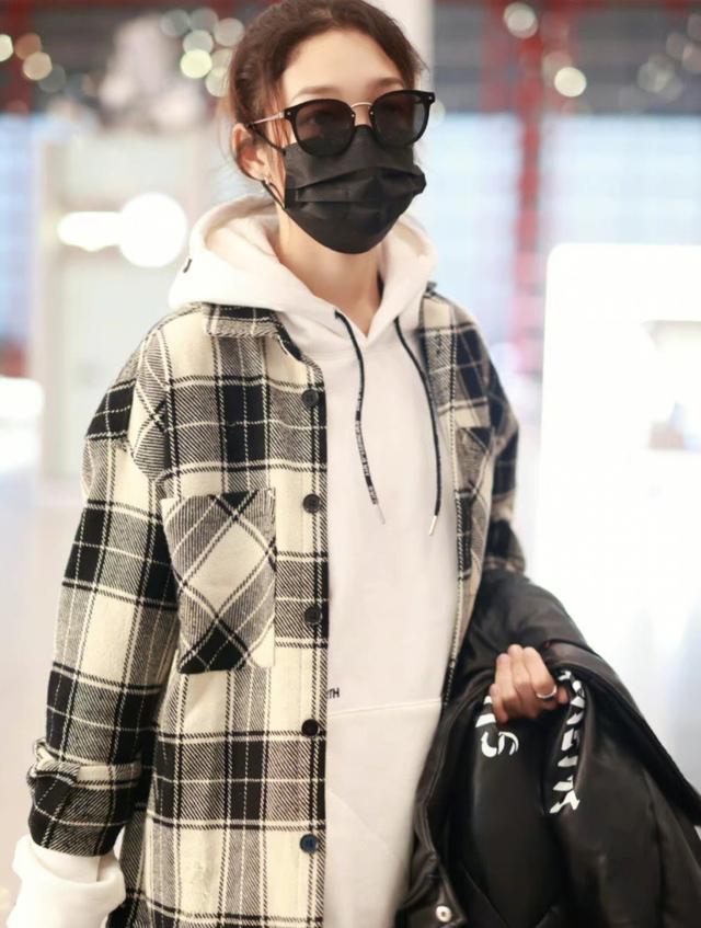 黑白格子衬衫搭配什么外套好看，黑白格子衬衫搭配什么外套好看女（格子衬衫内搭卫衣配破洞牛仔裤）