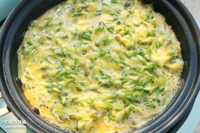 槐花饼怎么做好吃又简单，槐花饼的简易做法（烙饼吃可真香啊）