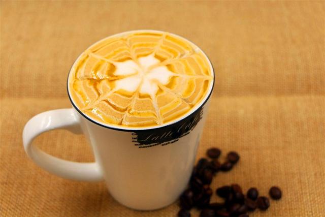 摩卡咖啡和拿铁咖啡的区别，摩卡和拿铁的区别是什么（认清拿铁、摩卡、康宝蓝、玛奇朵、卡布奇诺的区别）