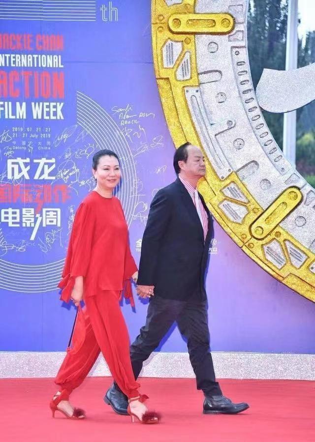  狄龙老婆陶敏明简介，和惠英红同框也不输气质