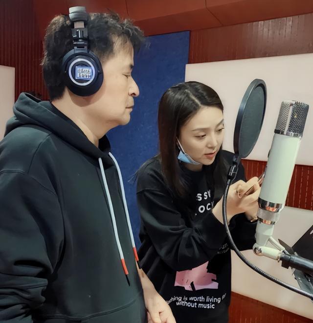 毕福剑现在怎么样，毕福剑近况最新工作（和美女合唱表情太逗）