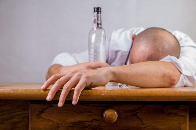 1,为啥劝你戒掉酒瘾?酒精会让人体发生10种变化,看完还想喝大酒吗