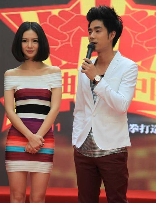 2006年,因参加选秀节目《我型我秀》正式出道,后与同期选手袁成杰组成