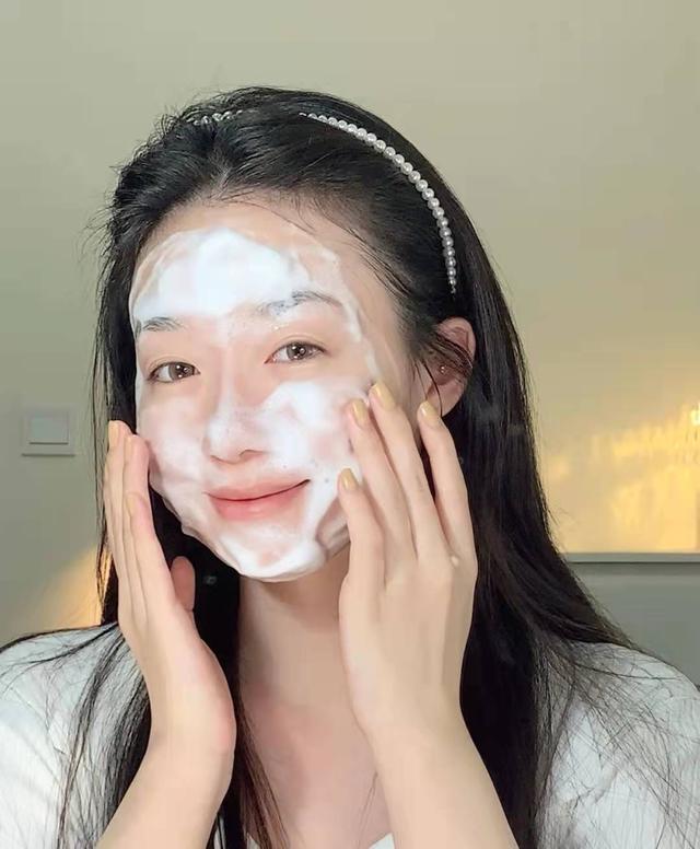 油性皮肤 洗面奶，油性皮肤洗面奶什么牌子好（盘点4款“大牌洗面奶”）