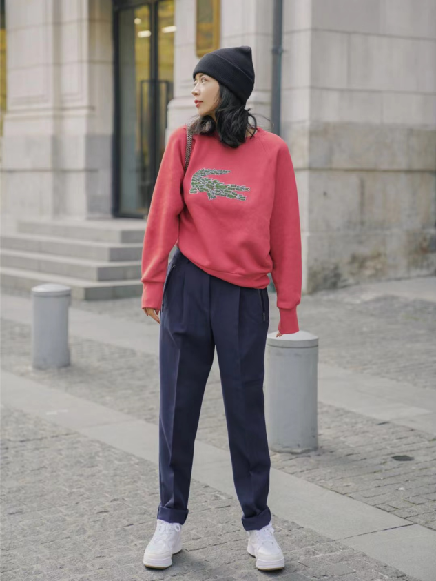 秋冬流行卫衣这么穿超时髦，冬天卫衣推荐（看这些套头基础款时髦又减龄）