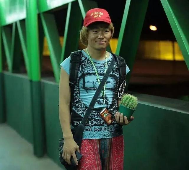 王宝强个人资料简介，王宝强简历及个人资料简介（草根明星王宝强开200万奔驰大G）