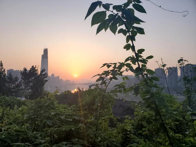 重庆解放碑室内游玩景点，重庆大鹅岭景区游人如织