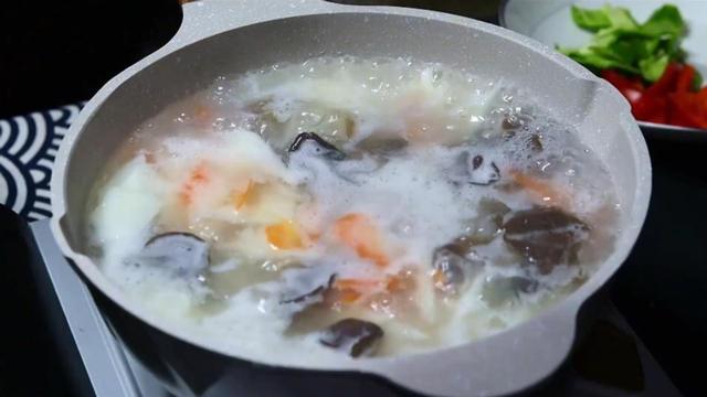 女人吃猪肝有什么好处，猪肝一周吃几次补血（多吃“4红3黑2绿”）