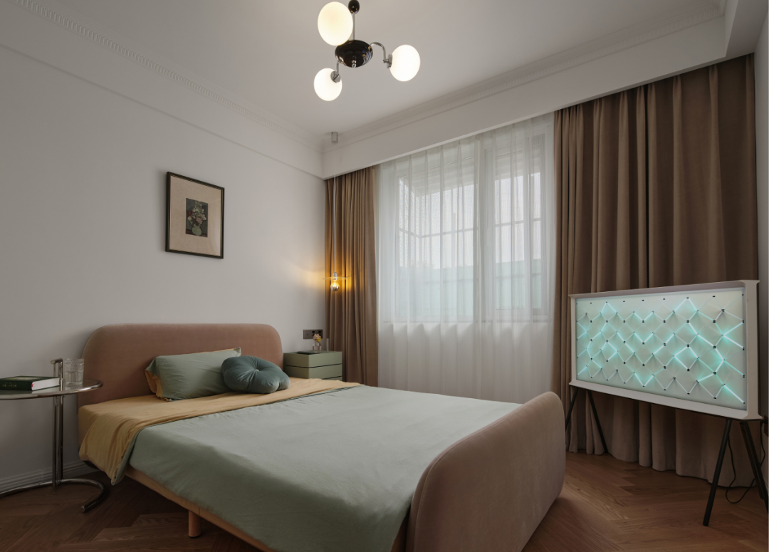 卧室实拍图床头两侧分别摆放了玻璃角几和五层铁皮柜,比普通的