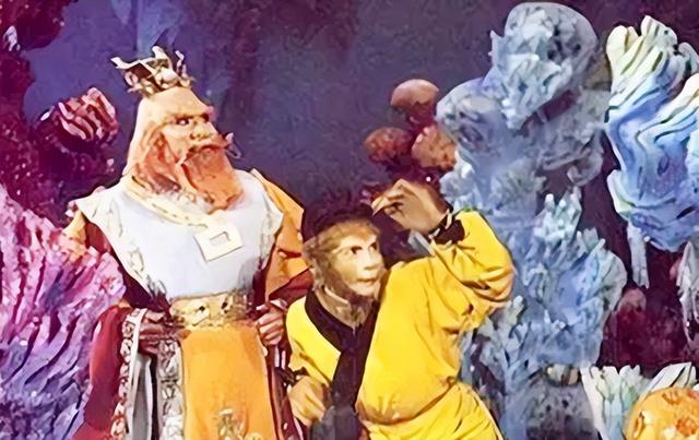 大闹天宫的主要内容，大闹天宫主要内容概括（你看降生他的那块石头上刻了啥）