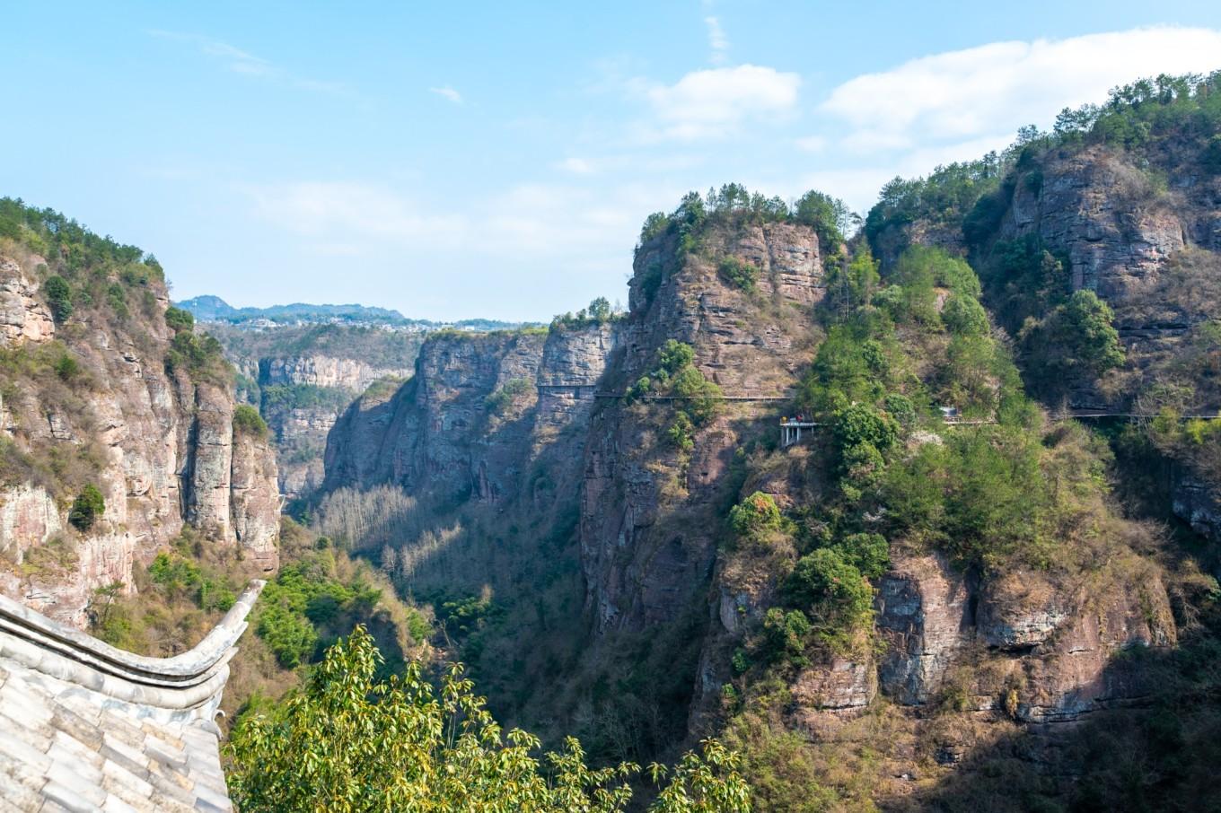 的神奇仙境,而我们这次去的是一个冷门的景区,名字叫"十九峰风景区"