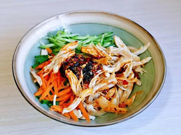 鸡胸肉怎么做才好吃，鸡胸肉怎么做才好吃不柴（鸡胸肉拿回家别再水煮了）
