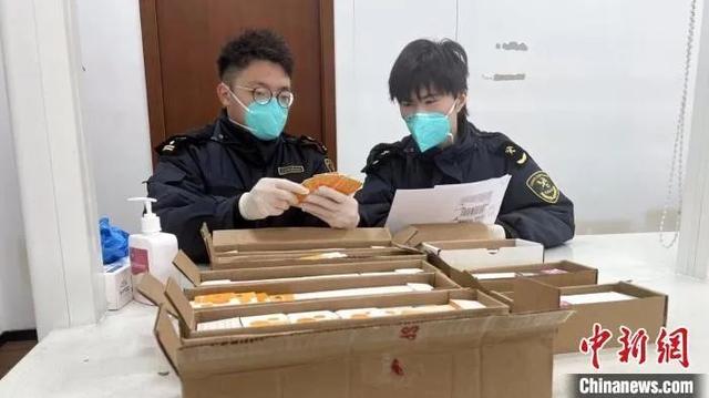 捡到手机怎么处理才能安全使用，捡到手机的正确处理方法（小女孩在街边捡到一部手机）