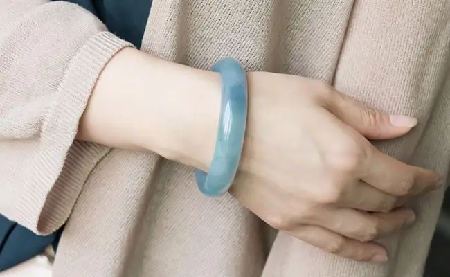 女生银手镯应该戴在哪只手上，女生银手镯戴哪个手（手镯戴左手还是右手）