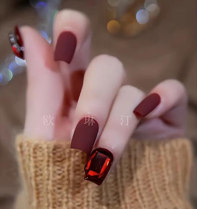 什么款式的美甲好看又显高贵，推荐几个美甲款式（秋冬千金/御姐/贵妇美甲合集来了）