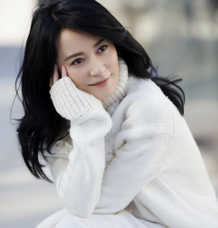 气质和教养是装不出来的，内心很干净人的特点（她的五官和轮廓是所有女演员中最美的）