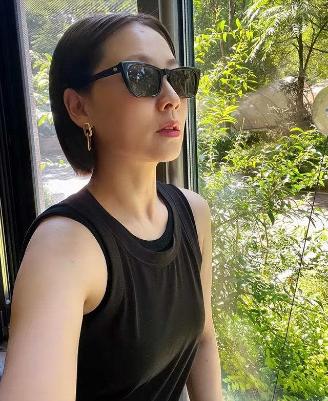 张卫健老婆近照发福变化大，把猫当儿子生活惬意，久居内地住豪宅