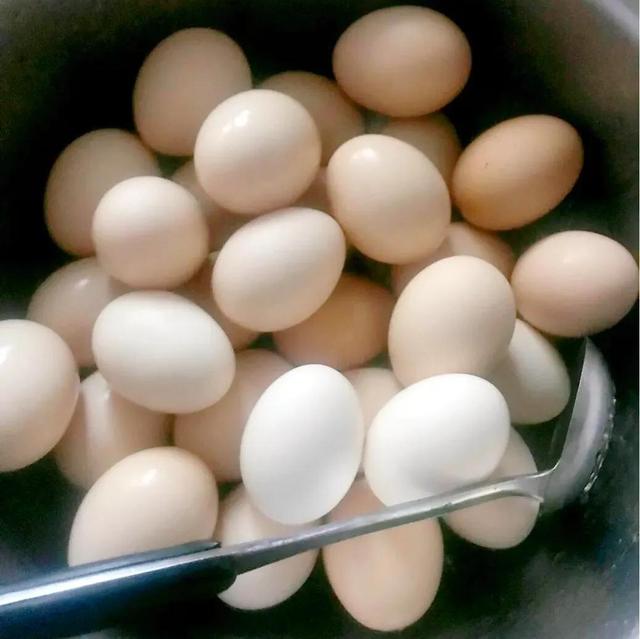 尖椒鸡蛋卤怎么做，辣椒鸡蛋卤的做法（吃了还想吃的卤鸡蛋做法）