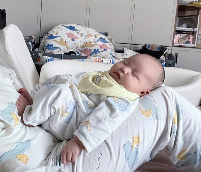 一个月宝宝晚上哭闹因为什么，一个月宝宝晚上哭闹是怎么回事（可能暗示2个信号）