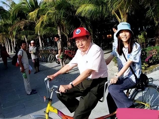 杨振宁与翁帆有孩子吗，杨振宁与翁帆结婚16年（当年28岁嫁给8旬老人的翁帆）