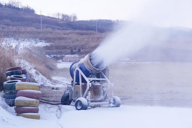 夜间滑雪场人工造雪，上党区振兴小镇冰雪世界滑雪场即将开放