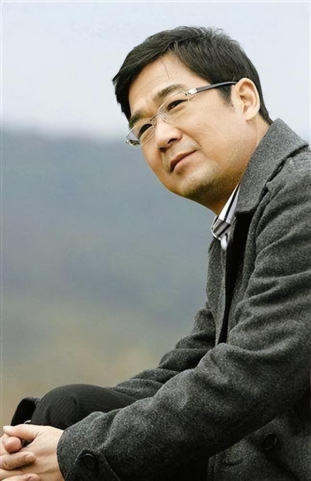张国立的婚姻史，张国立与罗秀春离婚34年