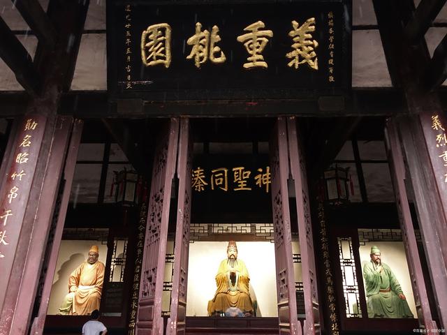 成都旅游十大必去景点，成都旅游攻略必去的10大景点（成都旅游必去十大景点推荐）