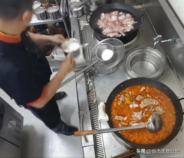 煮羊骨头的正确方法与配料，熬羊骨头汤的正确步骤（麻辣五香羊骨头的正确做法）