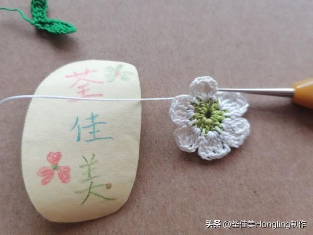 钩针编织小花朵，钩针编织花朵简单易学（新手半个小时就可以钩出来送给自己）