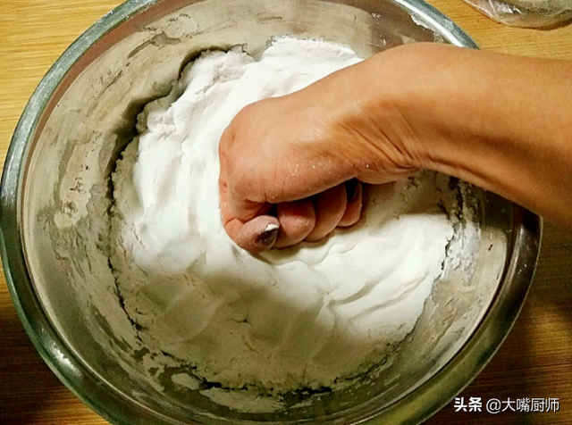 炸黑芝麻汤圆的做法，黑芝麻汤圆的做法步骤窍门（不爆炸不溅油）