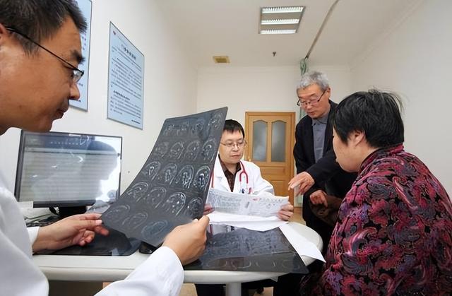 医生职称等级共分十级，医生职称等级划分（医院“普通号”与“专家号”）