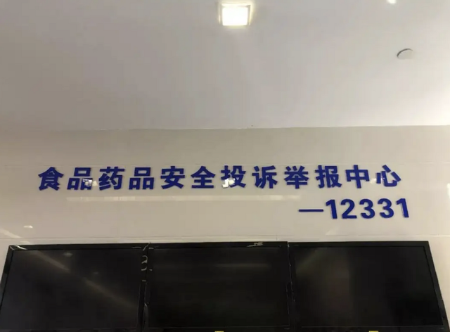 蚂蚁吃过的东西人能吃吗，蚂蚁吃了的东西人可以吃吗?有毒吗（女子店内吃面挑出80多只蚂蚁无赔偿）