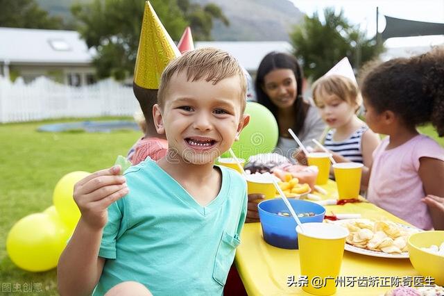 如何让摇晃牙脱落，怎么让松动的牙齿脱落（医生称孩子换牙期自行拔牙不可取）