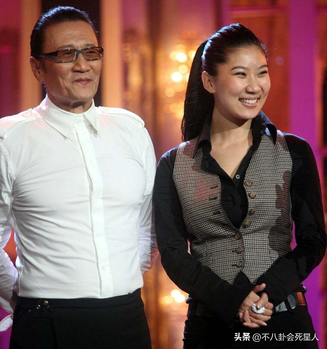 8位80岁港圈戏骨现状:未婚无子,身家35亿,90岁熬夜拍戏