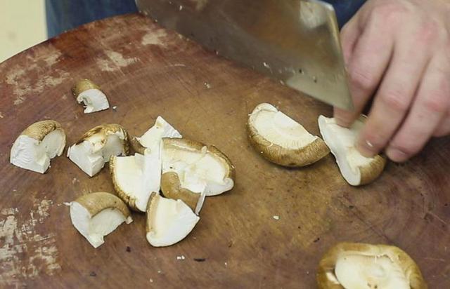 猪排骨怎样做好吃，排骨的正确做法最简单的（香到骨头里）