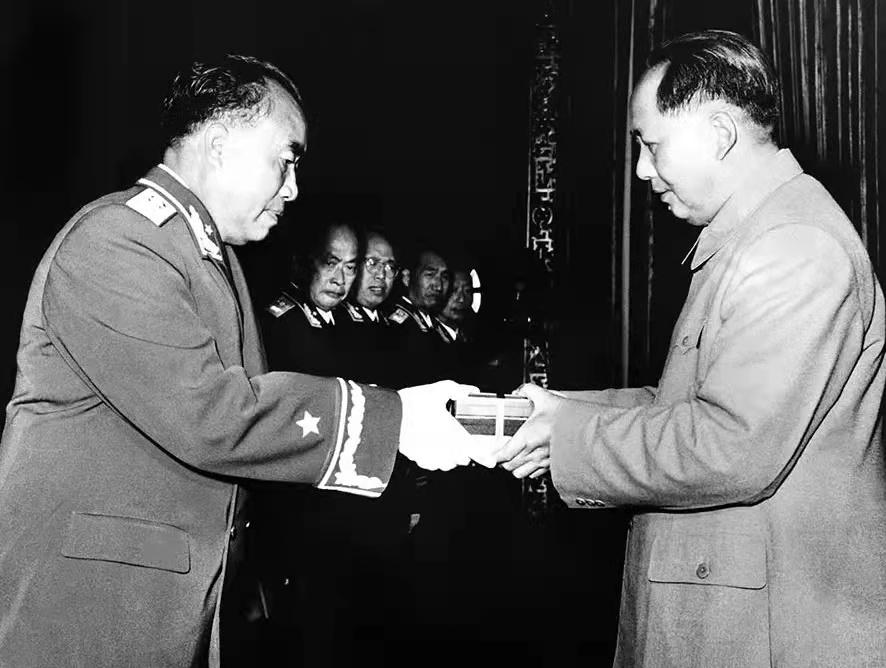 上将军衔相当于什么官，上将军衔标志图片（看俄罗斯军衔与解放军军衔有何差别）