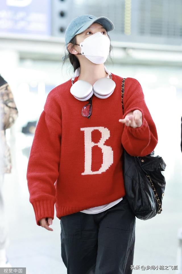 大红色毛衣搭配，红色毛衣搭配指南（章若楠穿红色毛衣低调出行）